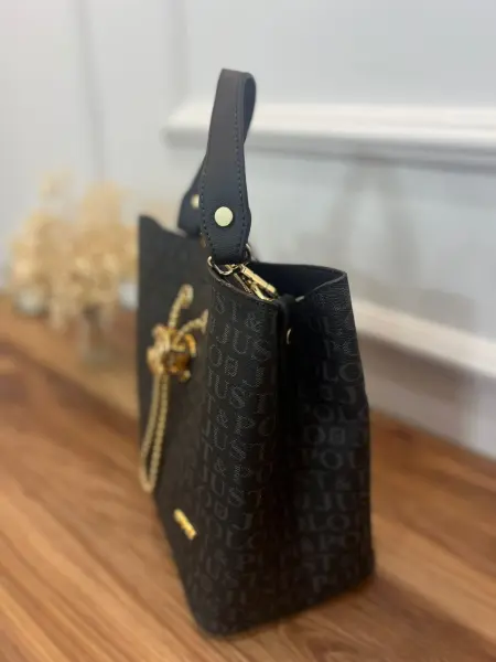 Just Polo Marka Kol Çantası siyah Desen yazılı