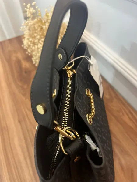 Just Polo Marka Kol Çantası siyah Desen yazılı