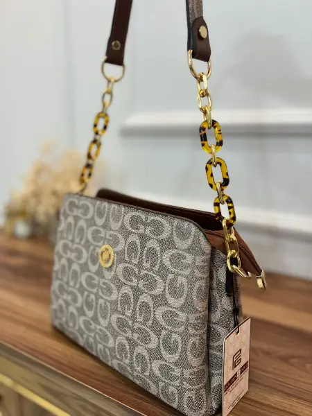 Golden Polo Marka Kol Çantası Vizon Zincirli Yazılı